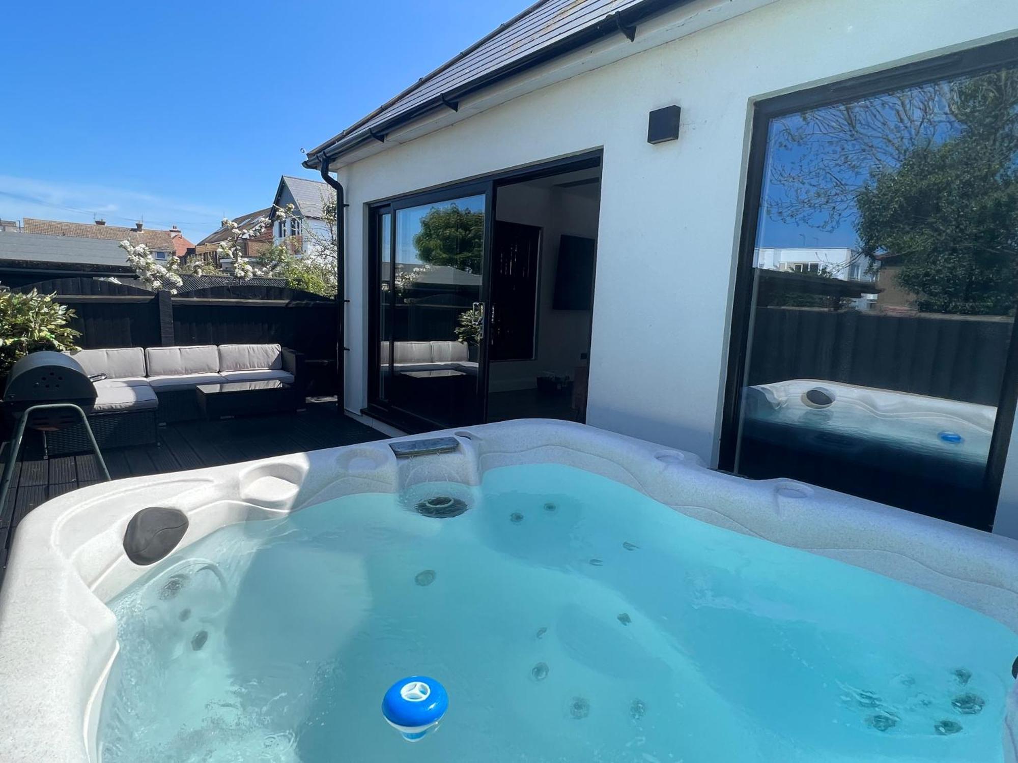 הרן ביי The Broadway Beach House With Hot Tub מראה חיצוני תמונה